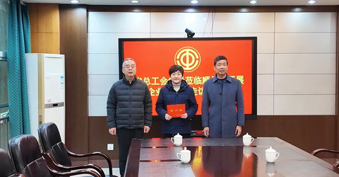 兩名女工患病，省上縣里都來(lái)慰問(wèn)一一虹潤(rùn)三重保障體系筑就員工幸福家