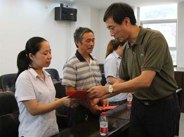 省總工會(huì)黨組書記、副主席陳震一行到順昌虹潤(rùn)精密儀器有限公司慰問困難職工